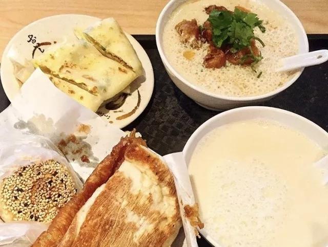 这里的早点款式多样,有随处可见中式传统的豆浆油条,馒头包子等