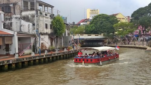 穿城而过的马六甲河水流湍急.此河非淡水当属印度洋海水.