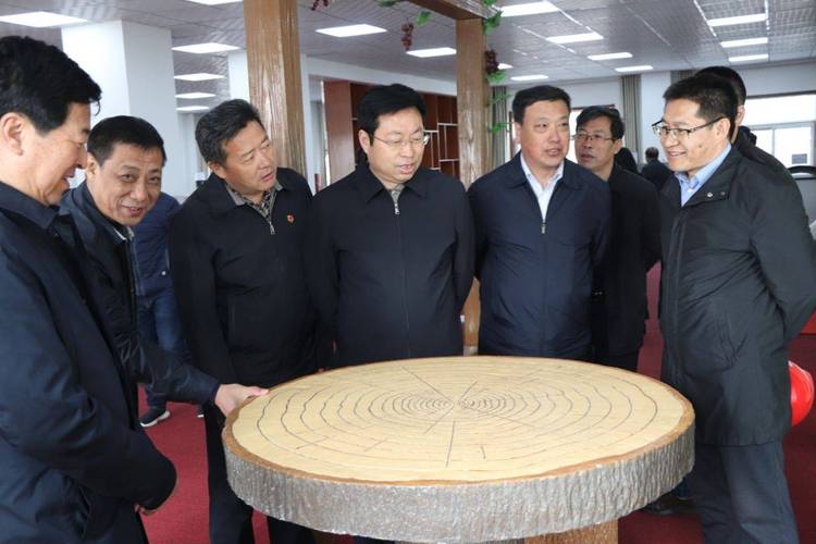 政府领导在公司展厅参观公司优质产品样品,并由高总进行讲解