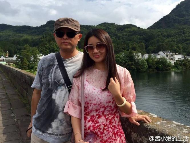孟非21岁女儿越长越美!皮肤超白!拍照喜欢晒名牌!