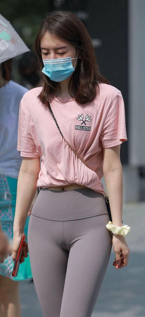 小姐姐鼓包明显,穿上紧身瑜伽裤照样迷人,彰显性感迷人曲线