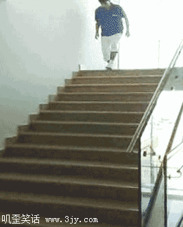 好想学这炫酷的下楼梯方式