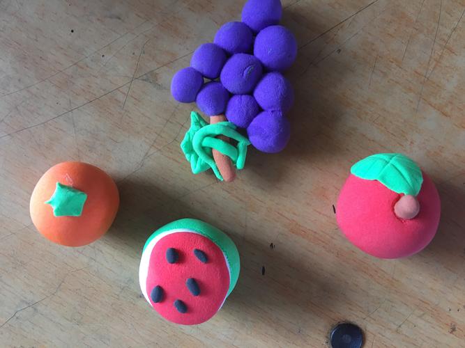 高堤八小三年级一班彩泥手工————水果王国