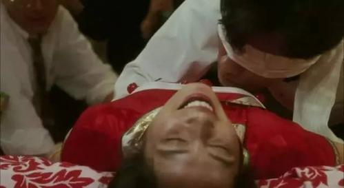 文化 正文  的确,在闹洞房的环节,他们一丝不挂的像人们展示"我们的