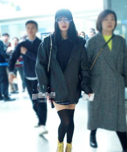 杨幂为了显腿长,特地将袜子当裤穿,网友:腿细真的任性