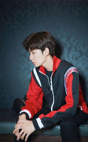 王源运动装帅气养眼写真图片