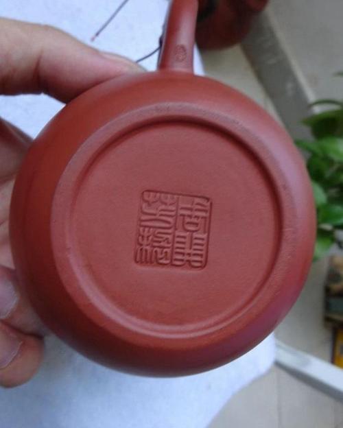 周开芳与孙健杰合制紫砂壶_盖款孙健杰底款周开芳把款