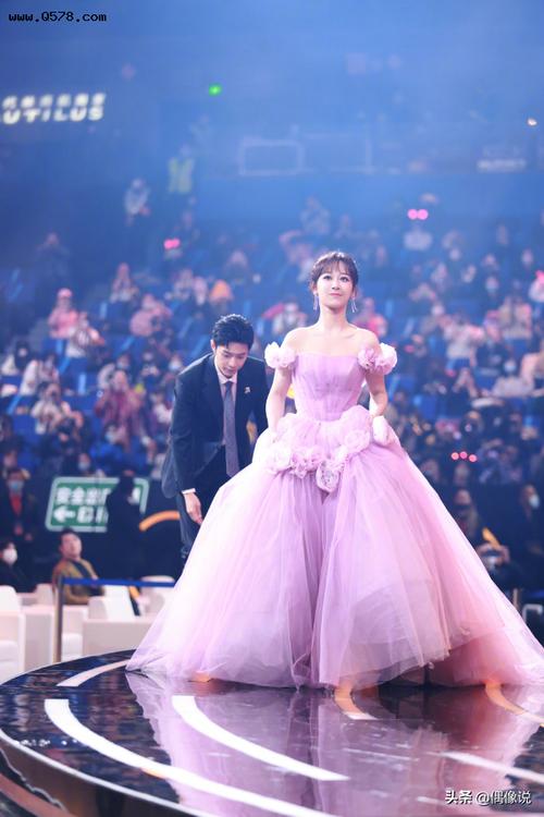 品质盛典杨紫和李现合体发糖!杨紫提裙摆一刹那,李现弯腰好温柔