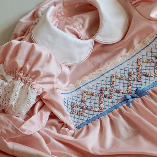 手工缩褶绣,先机器抽褶,再手工刺绣