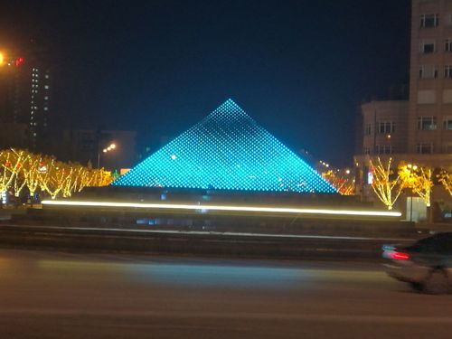 迎新年,辽阳站前夜景