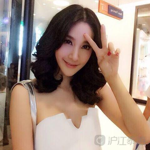 帅气女生送tangmo豪车 难道分手后性取向都变了?