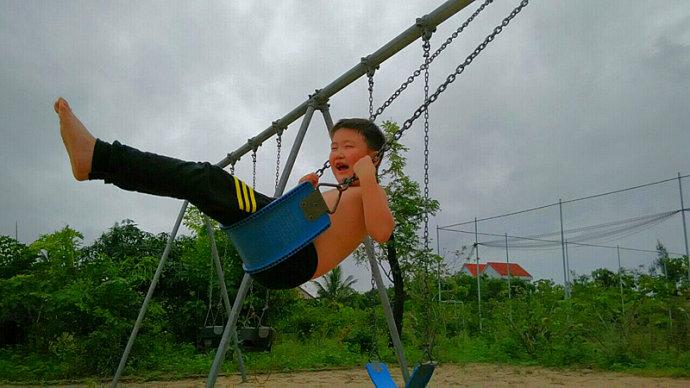 阴云密布,一番活动后,小朋友出了好多汗,后来干脆脱掉上衣,赤膊上阵