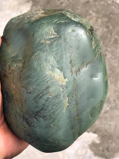 热卖496克新疆和田玉籽料直闪石蓝色调沙枣青原石玩料(猫眼绢丝光泽