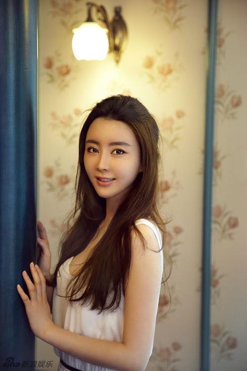 组图:孙雅纯白温婉写真 气质动人显清新_高清图集_新浪网