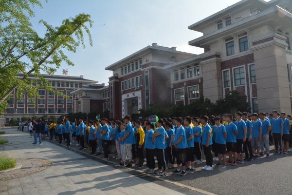 郎溪中学举行第十九周升旗仪式