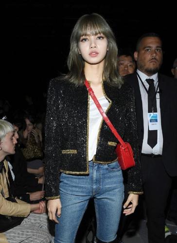 lisa的身材也是出了名的好,肩宽腰窄,167cm的身高却拥有着逆天大长腿