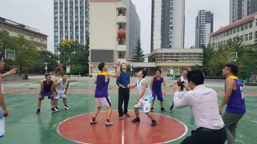 合肥八中教职工篮球队赴三十五中开展篮球友谊赛暨体育学科教研活动