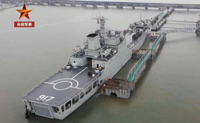 相比于之前的072型登陆舰,072a型的 舰桥一