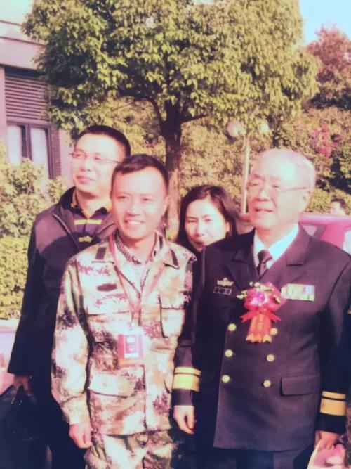 刘成华董事长与中国著名军事评论员中国海军少将尹卓合影