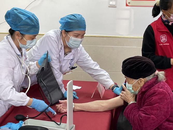 工作人员为社区居民测量血压