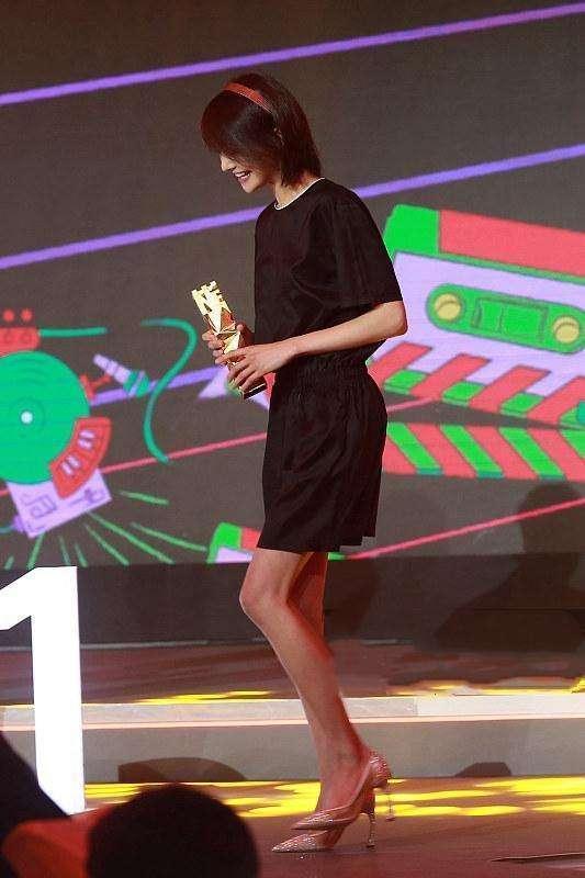 几年前郑爽还穿高跟鞋,美的妩媚,如今穿平底鞋随性自然!