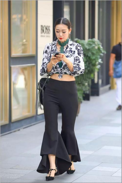 凹凸紧致的紧身裤美女展现出高挑修身的身材曲线