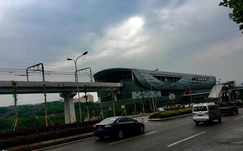 李子坝轻轨站之后刘家坪轻轨站一座高架侧式水上轻轨站牛不