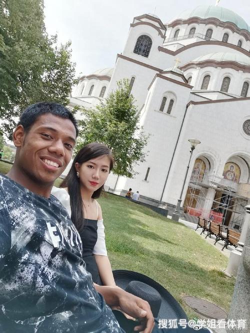 原创北京黑人混血球员祝铭震现与女友在欧洲旅游大秀恩爱好甜蜜