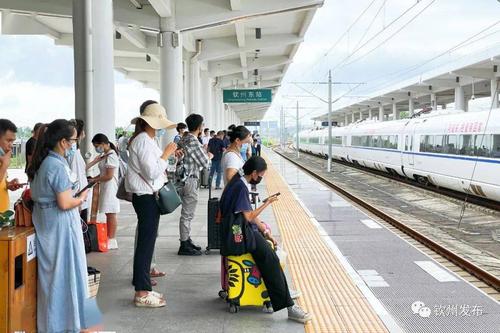 钦州东站于2014年1月开站 由于站台未配置出站电梯 对此旅客反应强烈