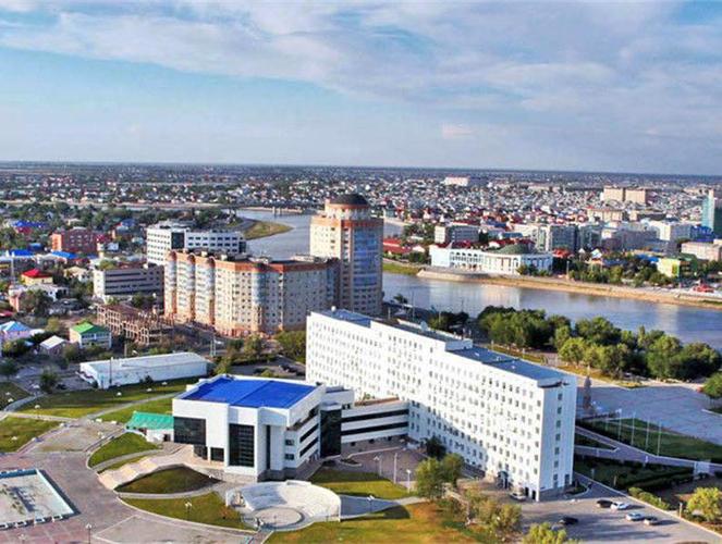 在欧洲和亚洲的界河乌拉尔河流入里海的河口上(阿拉木图以西2700公里