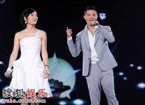 图:凤凰传奇上台演唱成名曲
