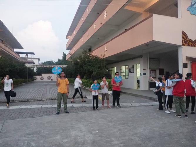 家校联手,共话成长----赣州市蟠龙中学召开新学期第一