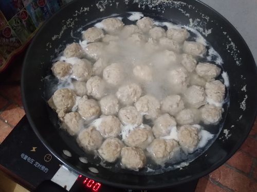 前天晚上自己汆的肉丸子