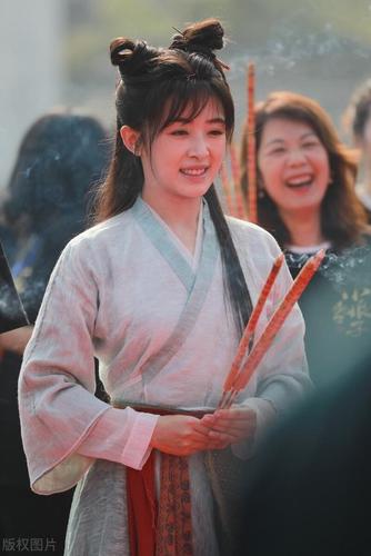 张含韵现身屠户家小娘子丸子头甜美可人