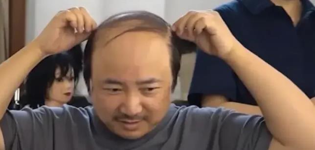 徐峥地中海造型曝光曾因光头遭到丈母娘的青睐