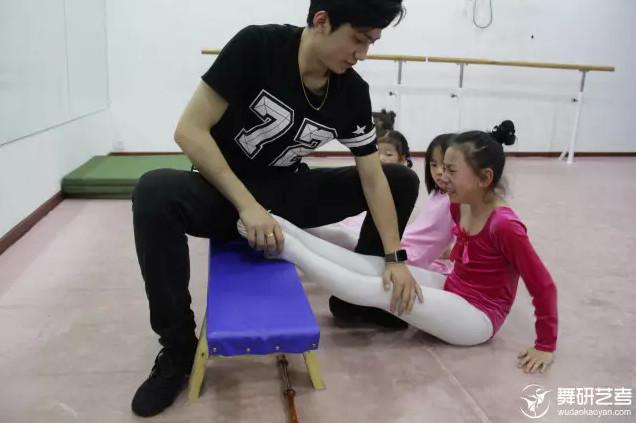 舞研艺考 艺考 艺考百问百答 教室里,小朋友练基本功时,被踩被拉,哭得