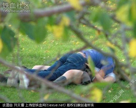 大学情侣真不得了光天化日竟在树林里偷情