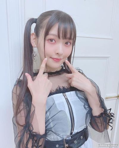 声优上坂堇写真集加印身材出众的成熟政委美照