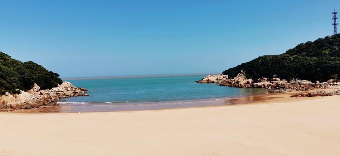 普陀山本就很有名气从朱家尖坐船到岛上之后进入大门才发现整个岛都是