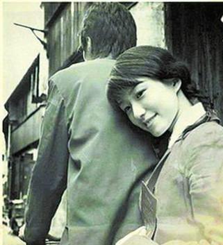 一对骑着自行车的甜蜜小情侣