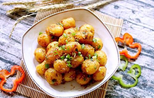 一盘椒盐小土豆,一口一个,感觉太美好了!_马铃薯