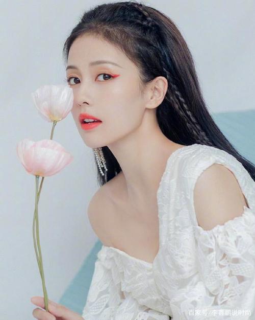 白鹿出席活动!身银黑拼接长裙,一双美腿展露无遗