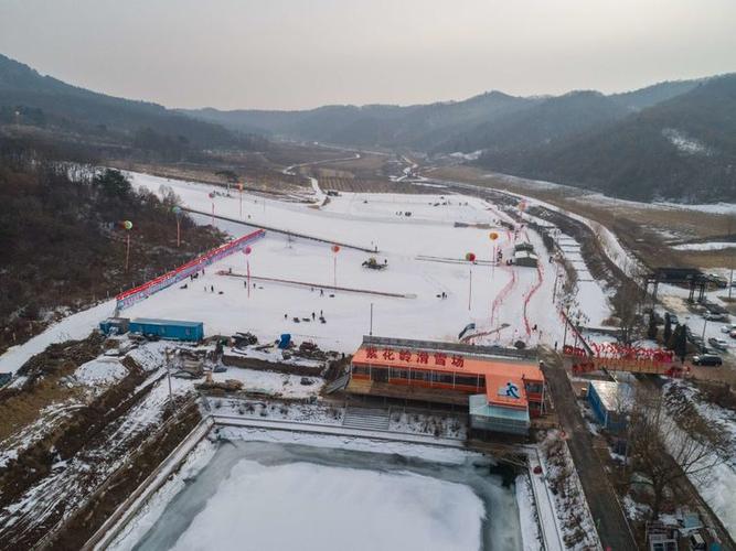 紫花岭滑雪场坐落于东洲区兰山乡紫花岭风景区,2017年在紫花岭戏雪