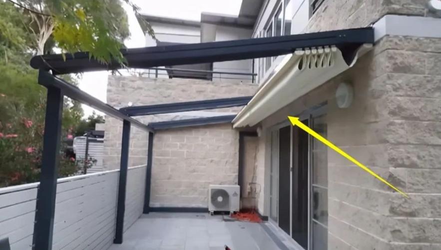 一楼别折腾装阳光房,直接换这种棚,通风遮阳效果好还能一键开合