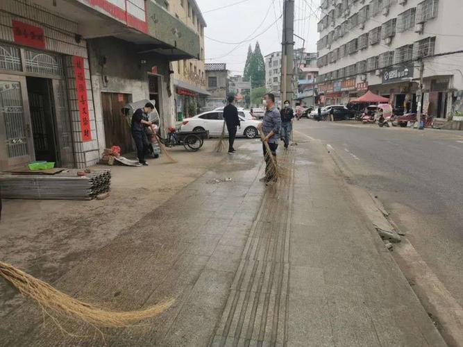 湖北蕲春县财政局非税局长蔡晓军带机关党员干部进豁口社区搞卫生