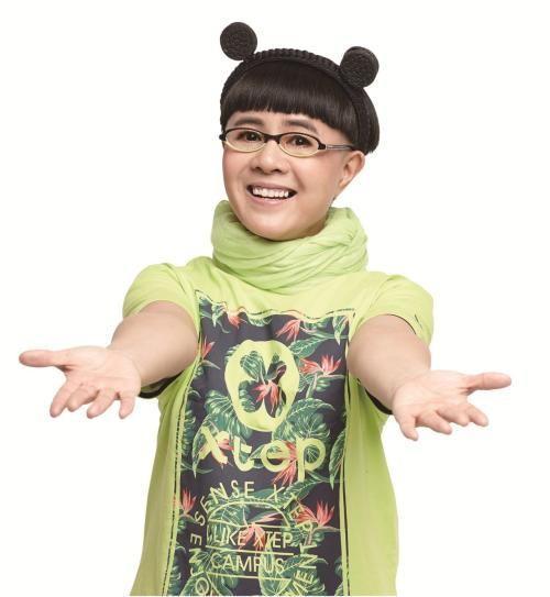 金龟子发型一直不变,尴尬的年龄穿上另类的时尚衣服