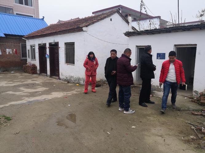 县环保局来冯营乡李寨行政村督导人居环境整治和农村户厕改造工作