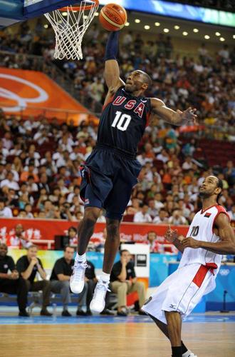 2008年8月12日,在北京奥运会男篮小组赛上,美国队球员科比·布莱恩特