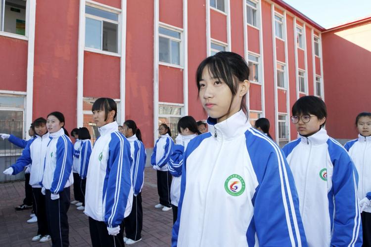 辽河油田第二高级中学第三十四届田径运动会一七级九班的可爱孩子们!