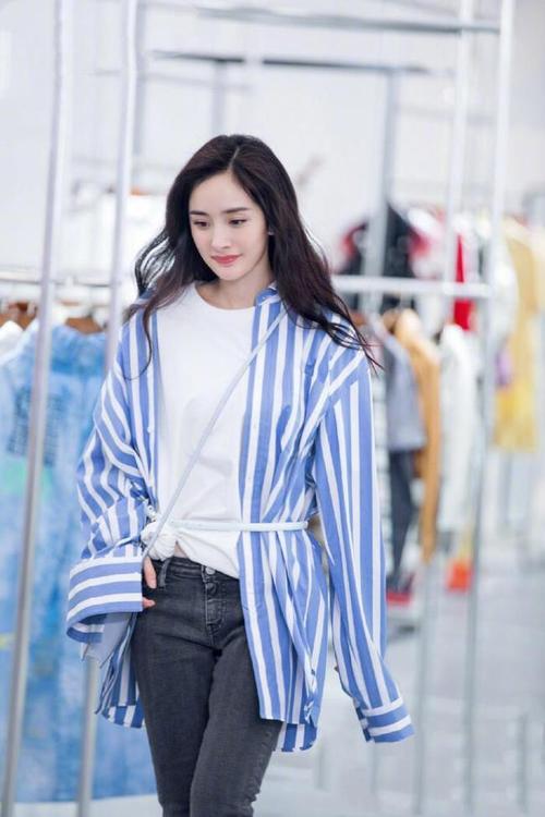 开创街拍潮流,又搞漫画腰battle!杨幂风向标真不是吹的